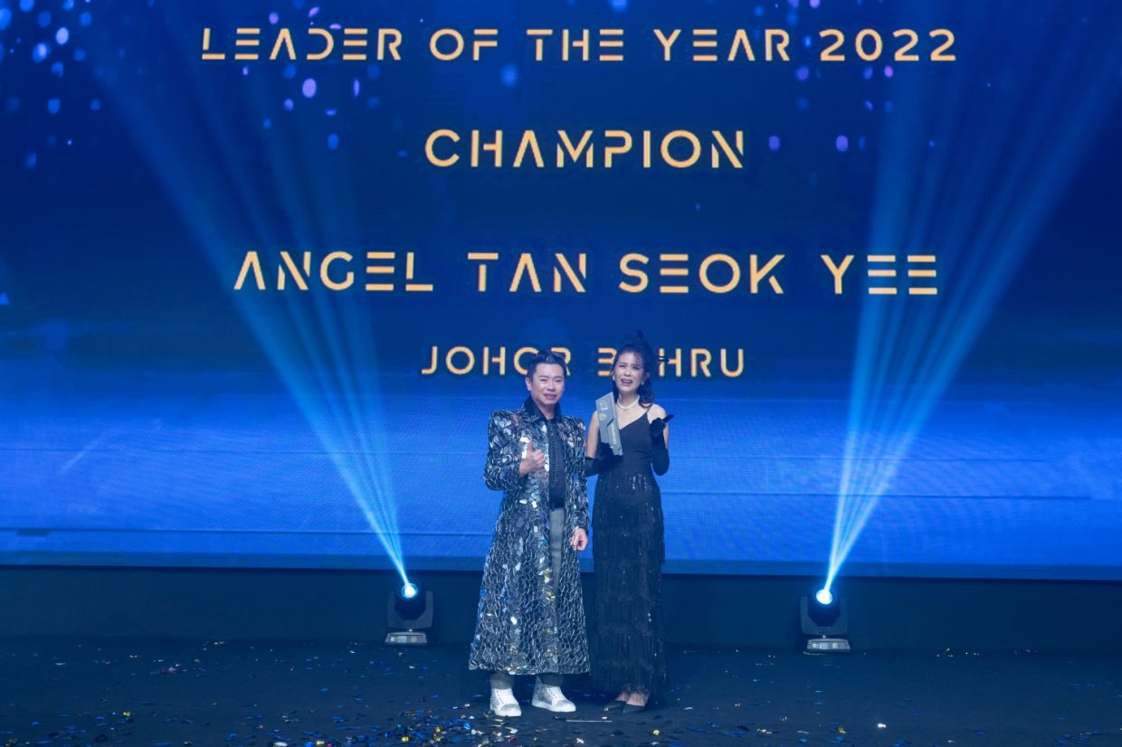 Yap (left) presenting the Leader of The Year 2022 award to winner Angel Tan Seok Yee.