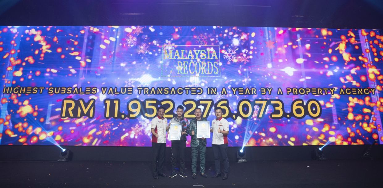 TRR Johor and Melaka branch director Got Koon Theng (second from left) and TRR Puchong branch director Paul Chen (third from left) receiving the MBR awards from Malaysia Book of Records Sdn Bhd chief marketing officer Jwan Heah (left) and marketing and events deputy general manager Aaron Bong (right).