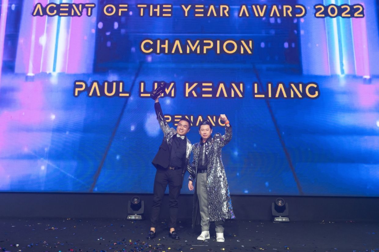 Agent Paul Lim (left) won the Agent of the Year award, pictured here together with Yap.