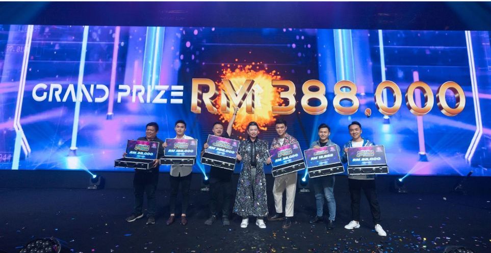 Yap with cash prize winners for the night.