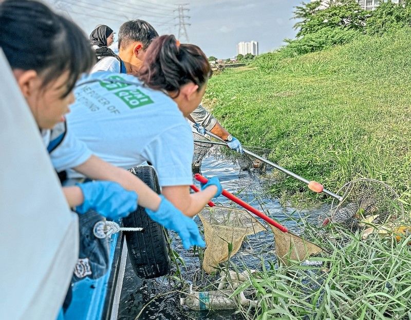 Clothing retailer helps clean up Sungai Melaka The Star