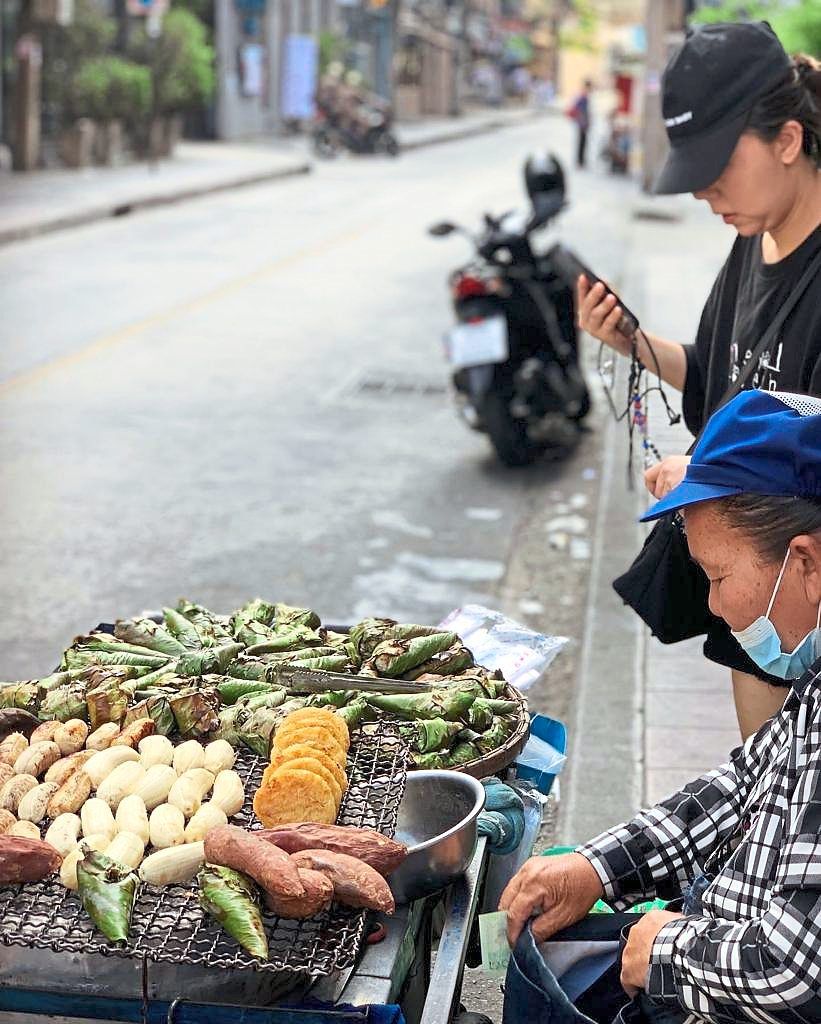 曼谷最好的体验之一就是从像这样的街头小贩那里品尝食物。  — 照片：KOH Kar Siong