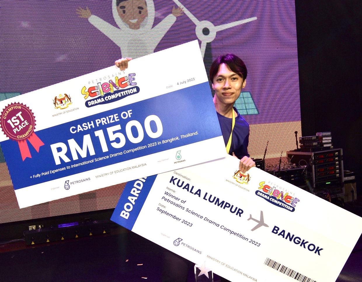 Wan Mohamed Faris Wan Yusoff, a teacher from SK Setiawangsa as well as the director and scriptwriter for thewinning Drama Llamas team, reacting in joy for their victory.