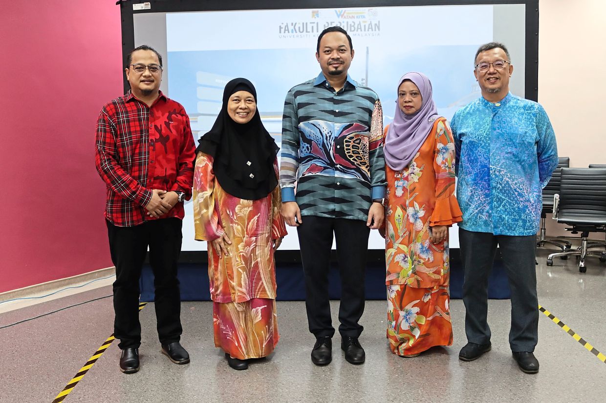 Posing in front of their VR interactive screen are (from left) IESB architectural and VR consultant Arman Abdul Hamid, the writer, and some of her fellow UKM VR team members: emergency physician Dr Mohd Hisham Mohd Isa, consultant obstetrician, gynaecologist and urogynaecologist Assoc Prof Dr Ixora Kamisan Atan, and Prof Dr Ismail.