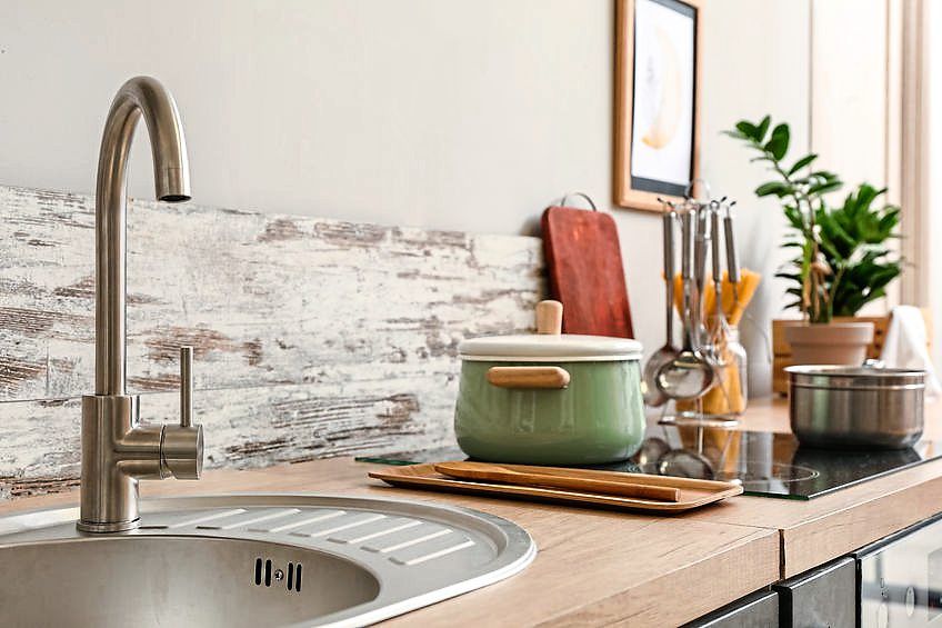 Ideally, the stove should not be placed next to the sink.