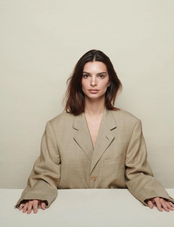 Model and actress Emily Ratajkowski effortlessly showcases her style in a light brown oversized blazer. Photo: Instagram/Emily Ratajkowski