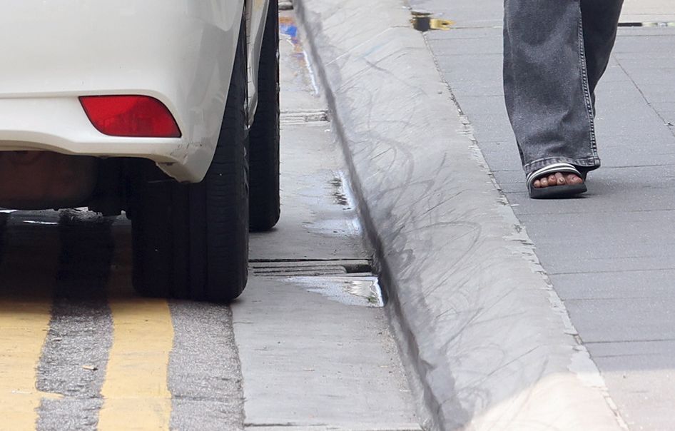 Fined for parking in front of own homes, disgruntled residents seek help from Bukit Bintang MCA, DAP - Vimarsana News