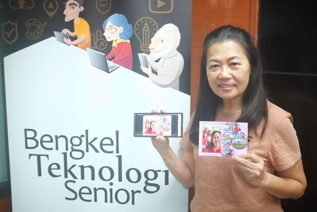 Projek Poskad enables seniors to design their own postcard using Canva, then print it out and mail it to their friends and family.