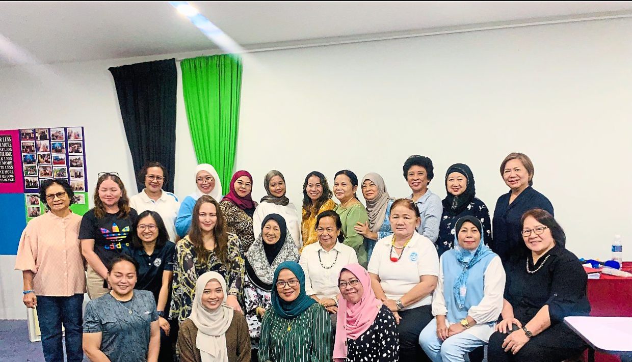 Training of Rose Community Champions in Kuching middle row from LR Dr Khoo Su Pei ROSE Community Development Director Dr Yolanda Augustin Clinical Oncologist St Georges University of London Dato Sri Hajah Hafsah Harun retired Sarawak Minister former cervical cancer survivor Patron Persatuan Kebajikan Sejahtera Kuching Pn Cecilia Una Retired nurse Persatuan Kebajikan Sejahtera Kuching Pn Ungan Lisut Deputy President Orang Ulu National Association Rose Foundation