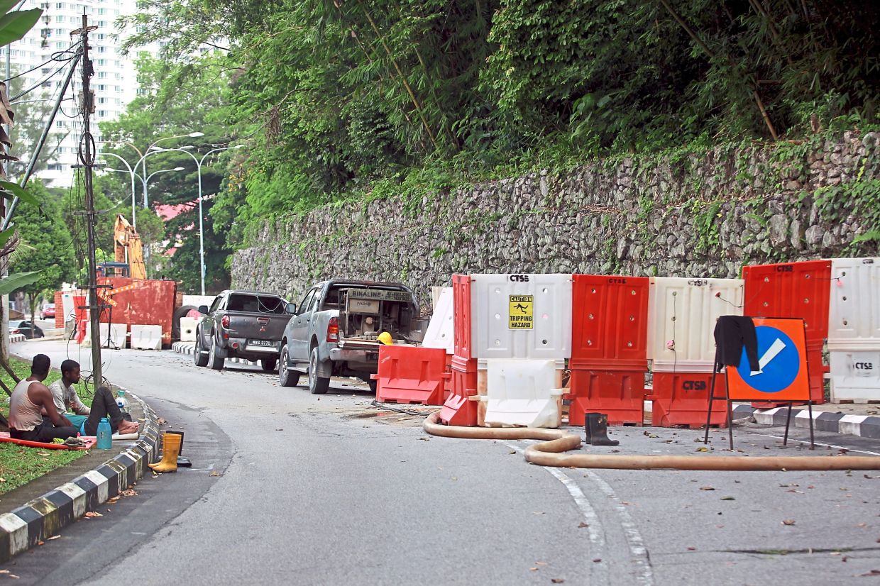 Residents want Jalan Kolam Air to reopen, lament unsafe alternative