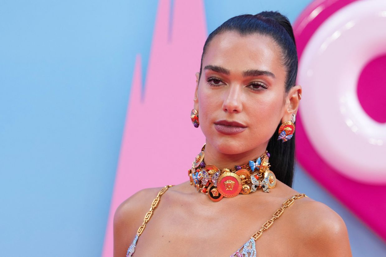 Playing up big, bold eyebrows, Dua Lipa added a touch of drama with super-long lashes, matte lipstick and clean, dewy skin. Photo: Reuters