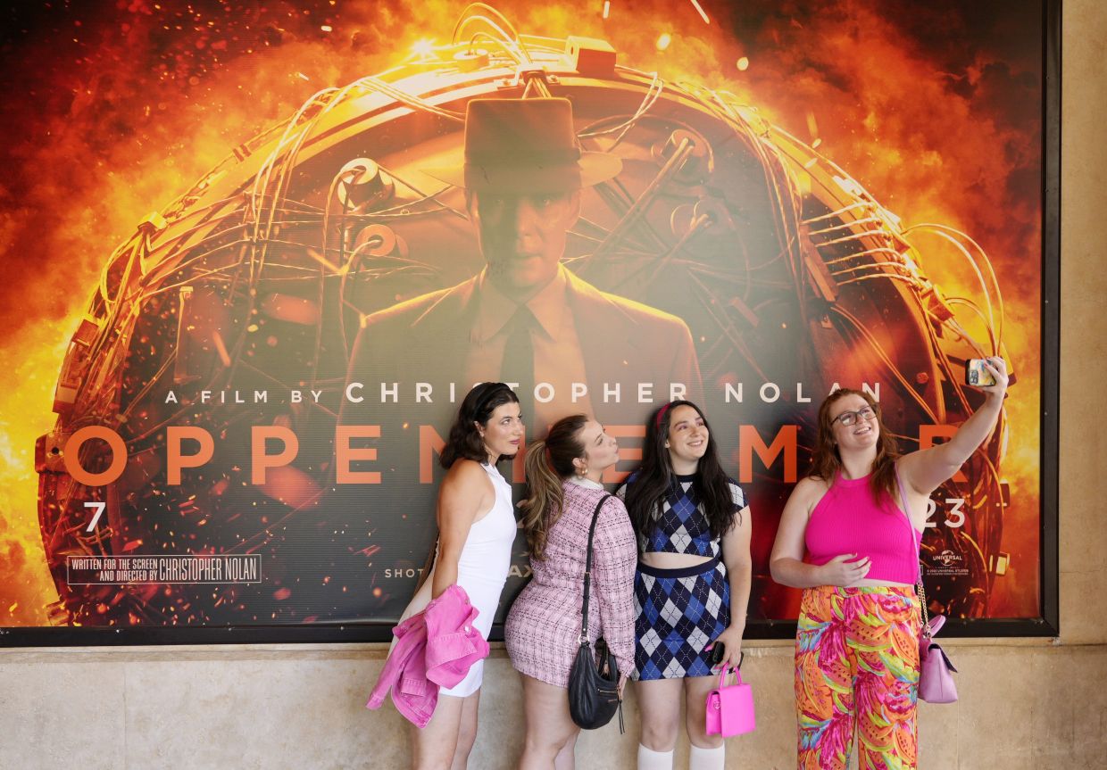 'Barbenheimer' frenzy hits US cinemas as 'Barbie' and 'Oppenheimer' open - Vimarsana News
