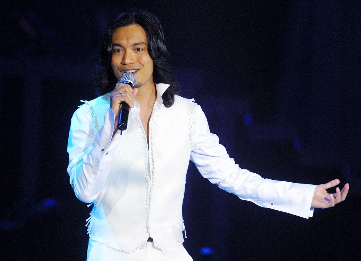 Dashing Anuar Zain performs Keabadian Cinta at the Anugerah Juara Lagu ke 18 on Sunday 2011