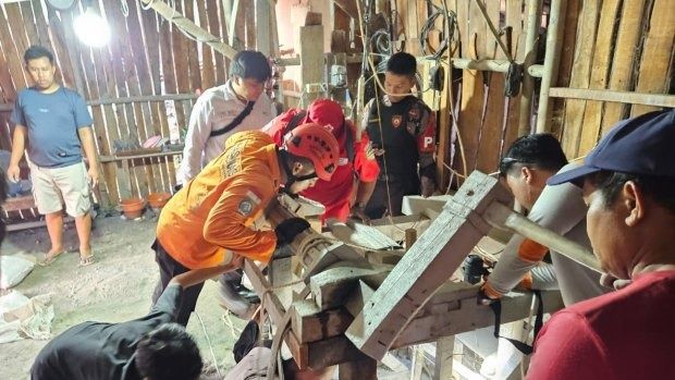 Indonesian authorities continue rescue efforts for trapped gold miners Pancurendang mine - Vimarsana News