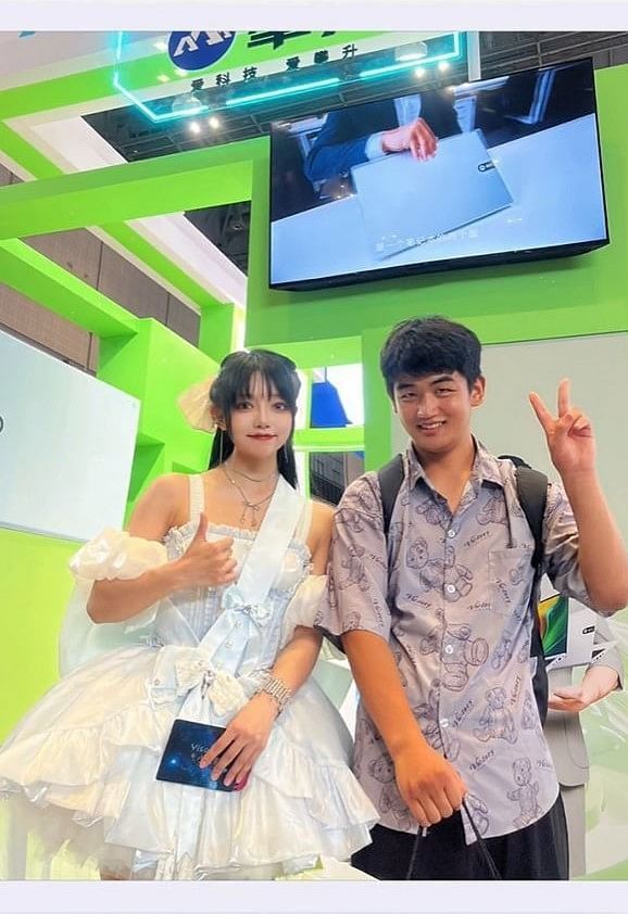 The man who fainted, Zhang Mingmin, returned to the anime convention two days later to thank Ms Zhang. - PHOTO: SCREENGRAB FROM DOUYIN