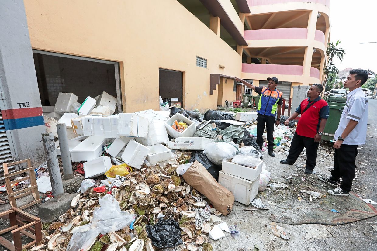 Taman OUG swamped with rubbish - Vimarsana News