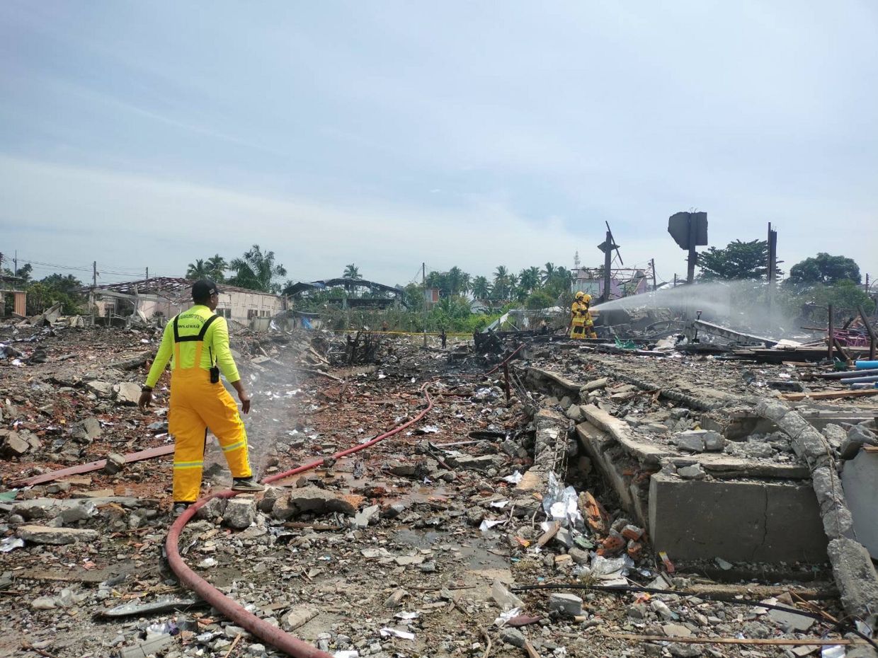 Authorities seize one tonne of friecrackers linke to tragic Narathiwat warehouse blast - Vimarsana News