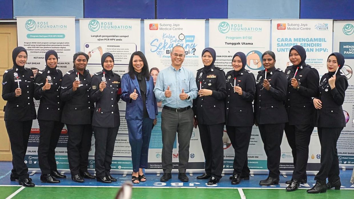 SJMC head of corporate marketing and centres of excellence Datin Seri Kristine Anne Williams (fifth from left) and consultant clinical oncologist Dr Matin Mellor (middle) with a group of policewomen from IPD Subang Jaya.