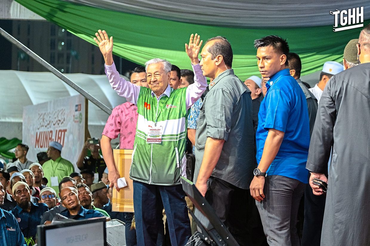 Dr Mahathir denounced the present unity government as a kakistocracy in front of thousands of PAS supporters at a Perikatan mega rally at the Kota Bharu stadium recently. — TS Abdul Hadi Awang Facebook
