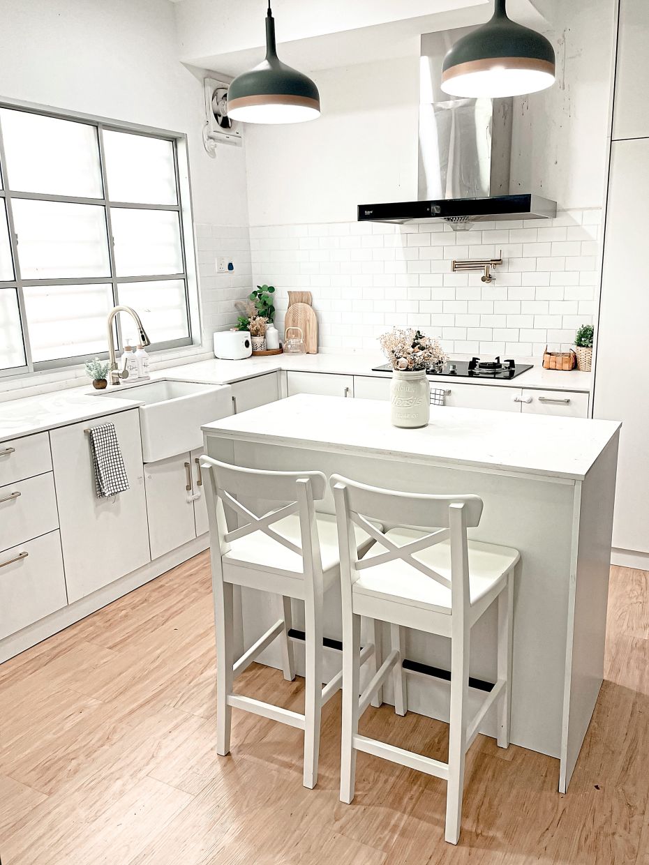 The kitchen island is kept small due to the limited space.