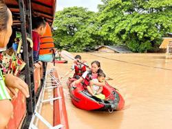 Many vehicles pushed down ravine as landslides hit Laos' Khammuan, Borikhamxay provinces