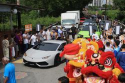 State polls: Kebun Bunga Independent candidate makes striking entrance in campaign trail