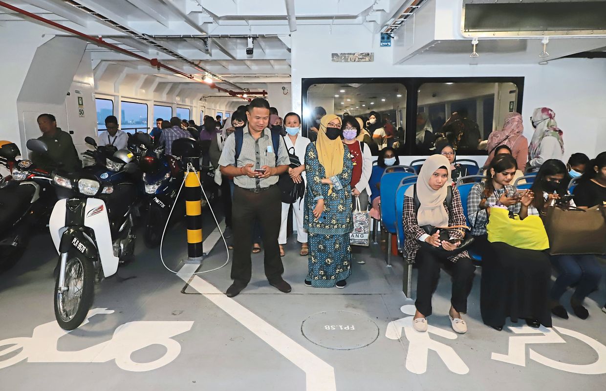 Smooth sailing first day for ferries - Vimarsana News