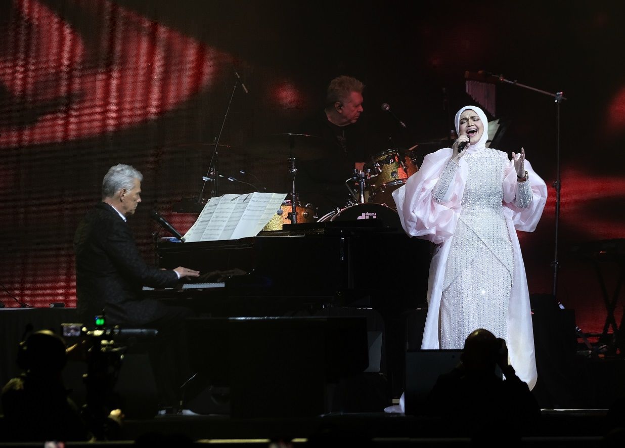 David Foster accompanying Datuk Seri Siti Nurhaliza.