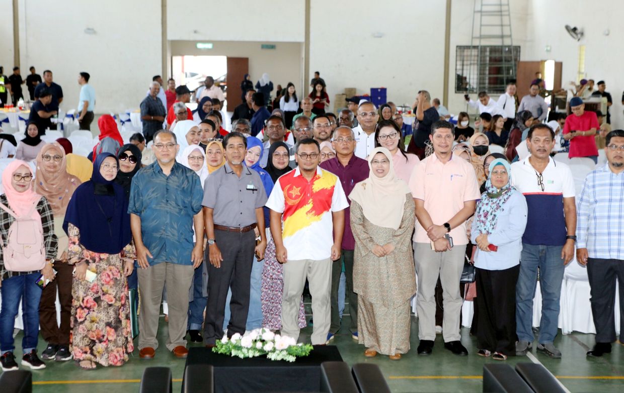 Amirudin (centre in red and while) with the lots owners at Serrendah on Aug 9.