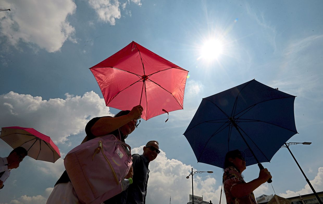 The temperature was more than 40°C in Malaysia in April 2023. — Filepic/The Star
