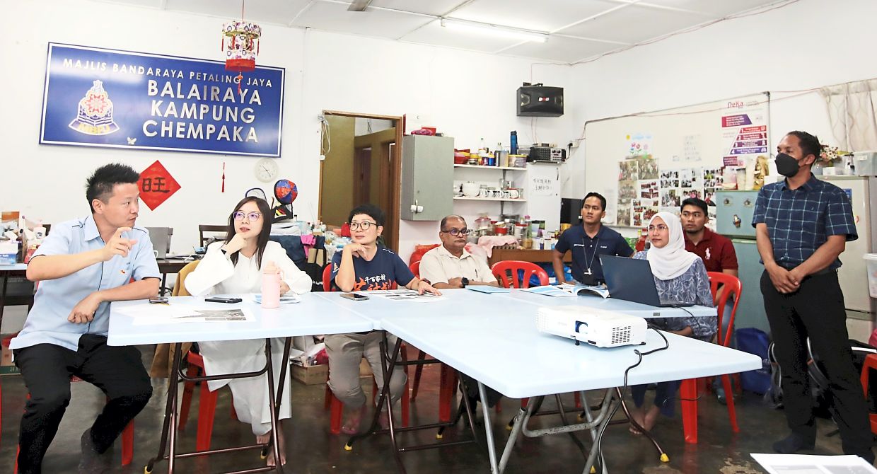 Kampung Chempaka residents’ water woes to end with new pipes | The Star