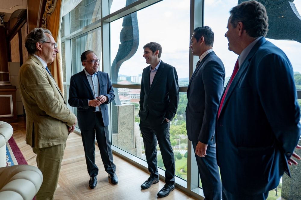 PM meets leading investors to explore strategic opportunities - Vimarsana News