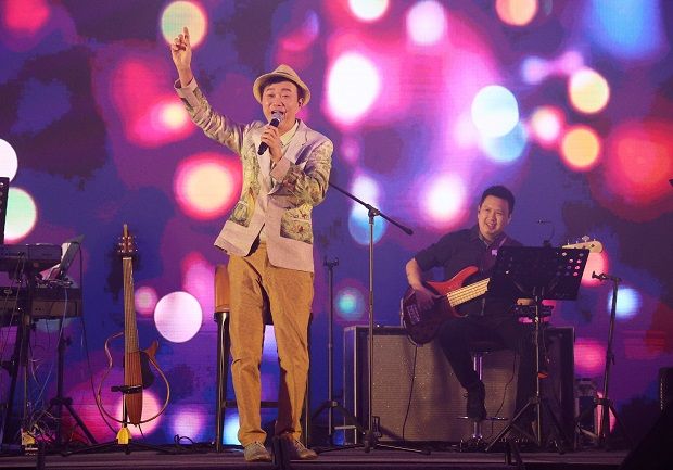 Albert Au's relaxed, soulful performances of Cantonese and English folk songs and ballads enthralled the audience.