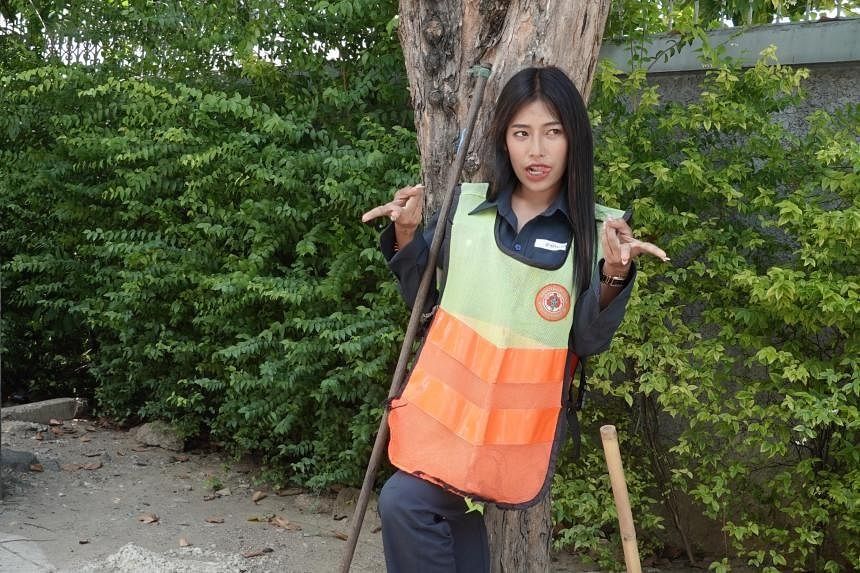 Thailand's 'most beautiful' road sweeper brushes off criticism and defies stereotypes - Vimarsana News