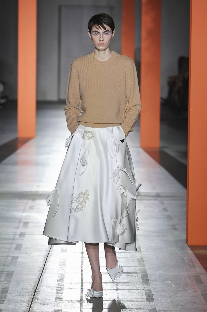 This skirt that sprinkles with three-dimensional flowers that are almost lifelike is a work of art . Photo: Prada
