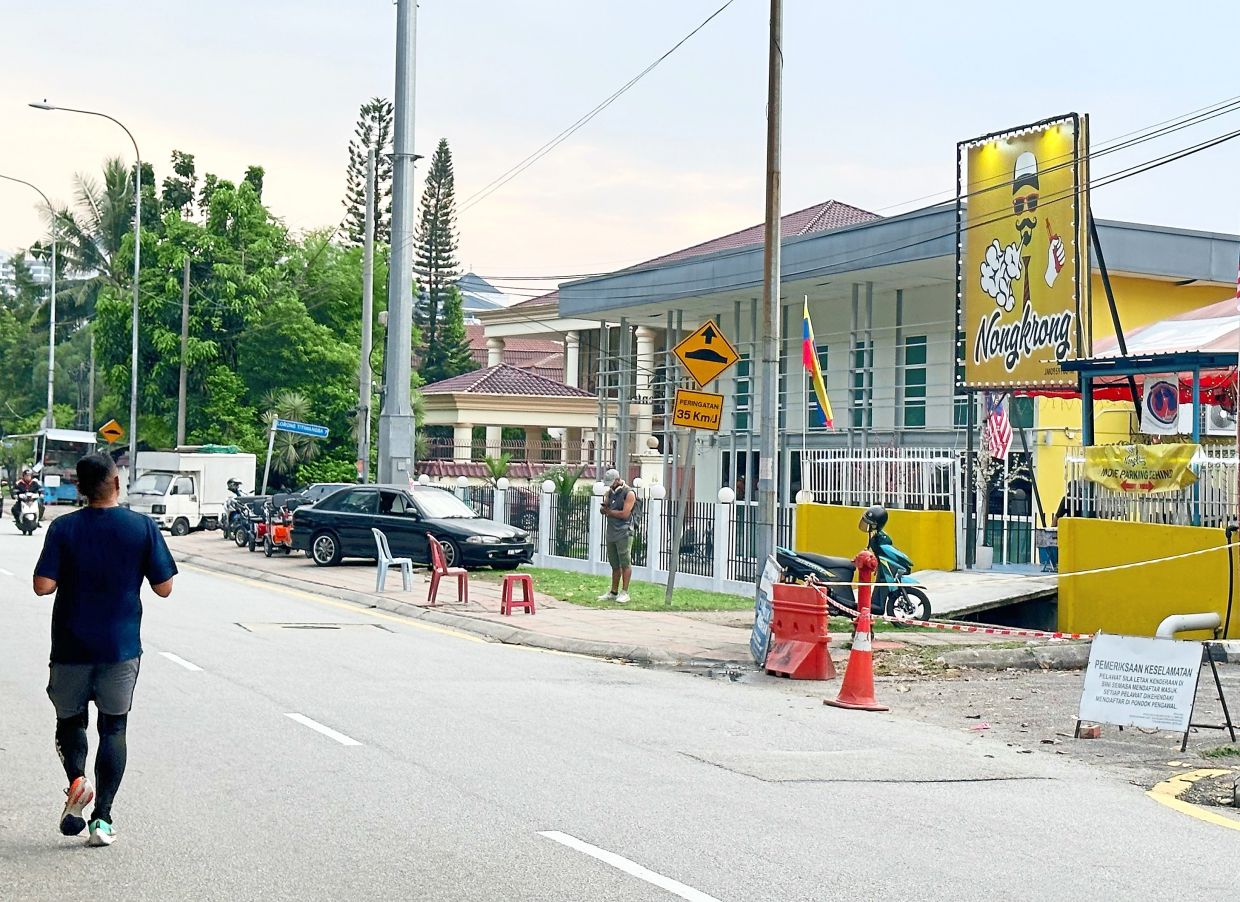 Lakeside residents want DBKL to remove structures - Vimarsana News
