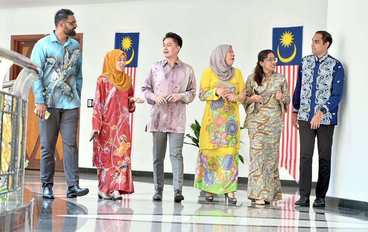 Brighter future awaits M'sian batik - Vimarsana News