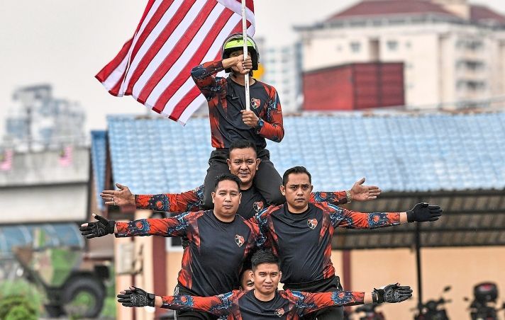 Heart-stopping stunts by the Army Red Warriors - Vimarsana News