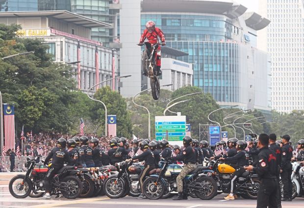 A salute to the police's awe-inspiring stunts - Vimarsana News