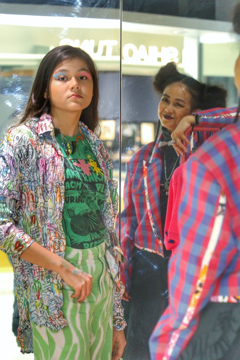 Maya Luebbert (left) says that her mother is her inspiration to become an artist. Photo: The Star/MUHAMAD SHAHRIL ROSLI