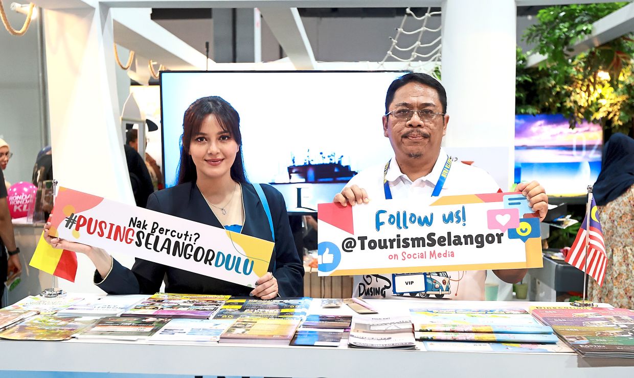 Juliana and Azrul at Tourism Selangor’s booth, which was part of Matta Fair held at the Malaysian International Trade and Exhibition Centre. The fair also featured entertainment including a dance (below) for Pusing Selangor Dulu Fiesta.