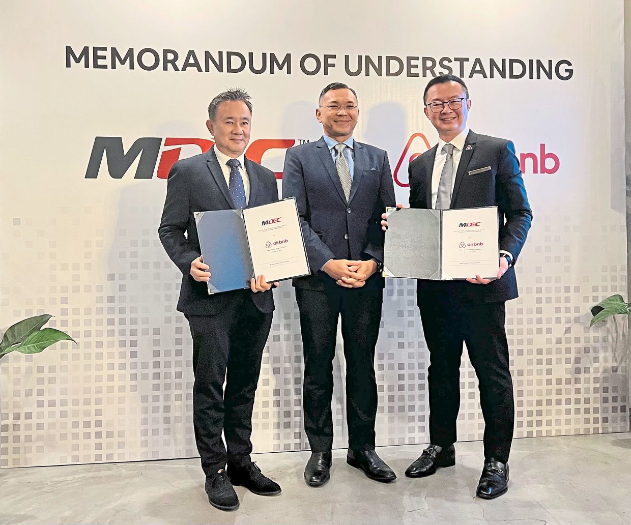 NO NEED - FOR ONLINE ONLYLeft to right: MDEC's senior vice president of Digital Industry Development Division, Datuk Ts. Fadzli Abdul Wahit; chief executive officer Mahadhir Aziz and Airbnb's Asia Pacific director of Public Policy Steven Liew at the MoU.