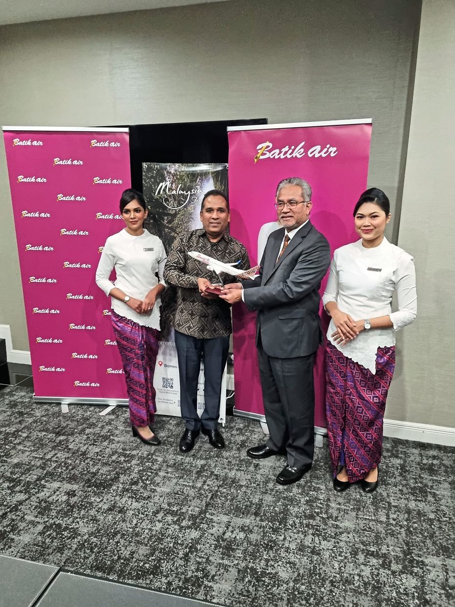 At the trade and travel industry event celebrating Batik Air’s inaugural flight to Auckland, with Chandran (left) and Musa and two of the airline’s fight attendants.