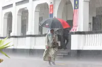 Pulai by-election: Octogenarian undeterred by heavy downpour from voting