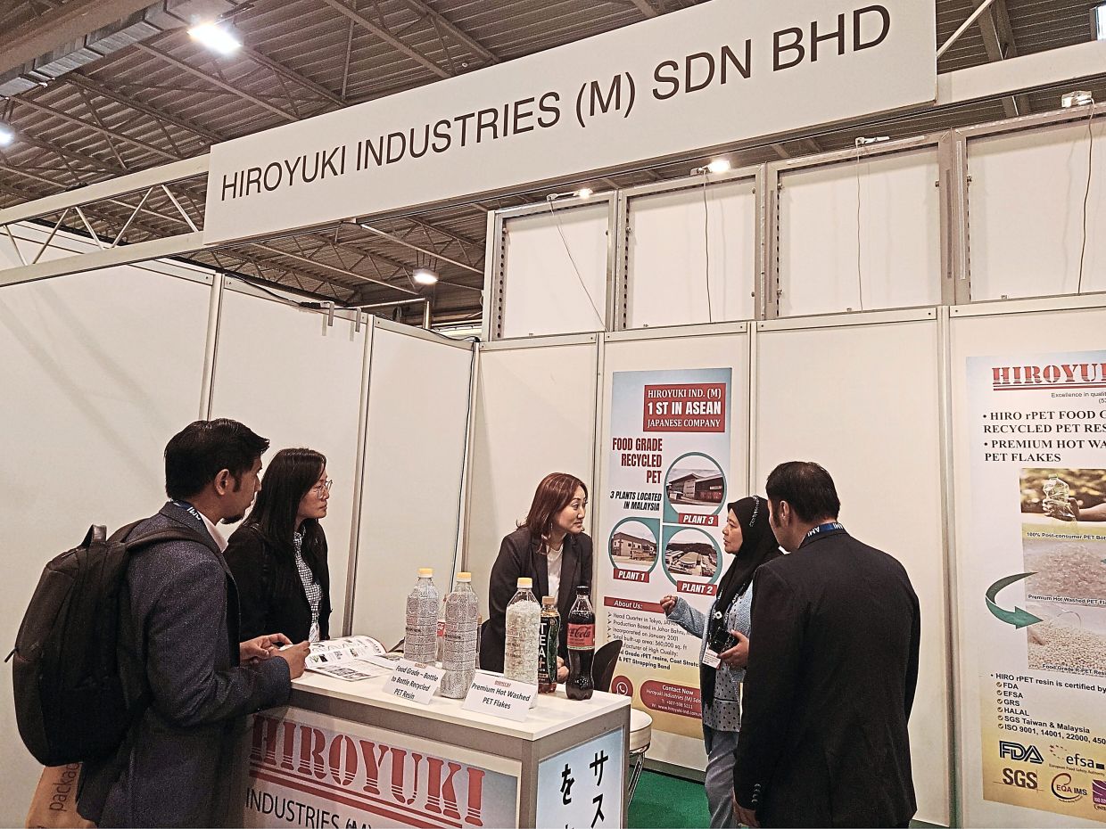 Hiroyuki Industries’ Katsuko (third from right) talking to Dr Norhazni Mat Sari, deputy director-general (Operations) of Malaysia’s Environment Department. Looking on are other members of the Malaysian delegation at the Essen expo. — SIM LEOI LEOI/The Star