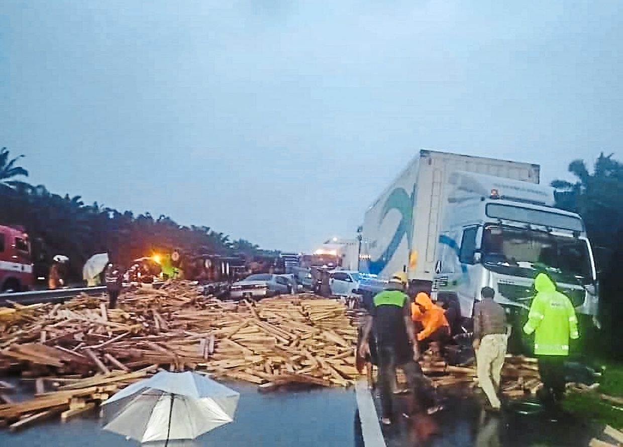 Woman dies, seven others hurt in six-vehicle crash - Vimarsana News