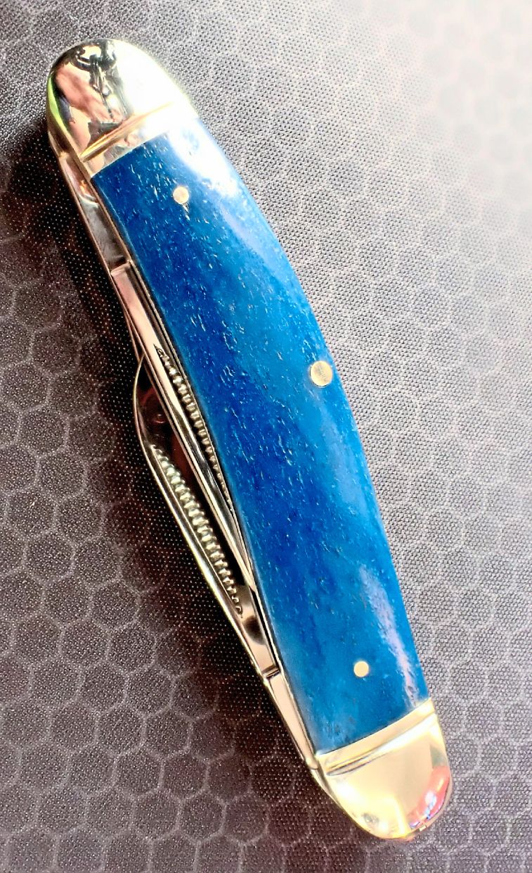 Bone knife handles such as the blued cattle bone inlays on this old-style pocket knife gives you a good grip even when wet.