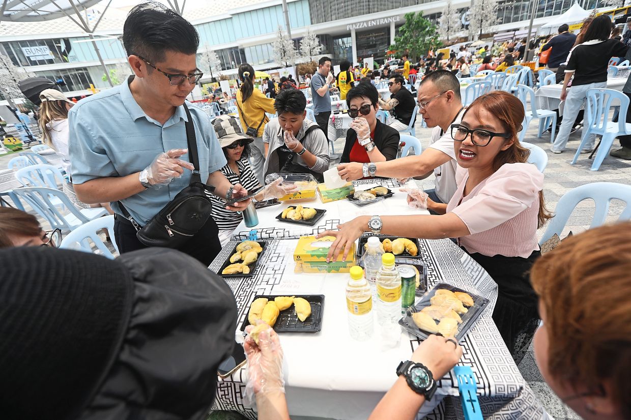 Durian buffet draws over 3,000 to Bukit Jalil - Vimarsana News