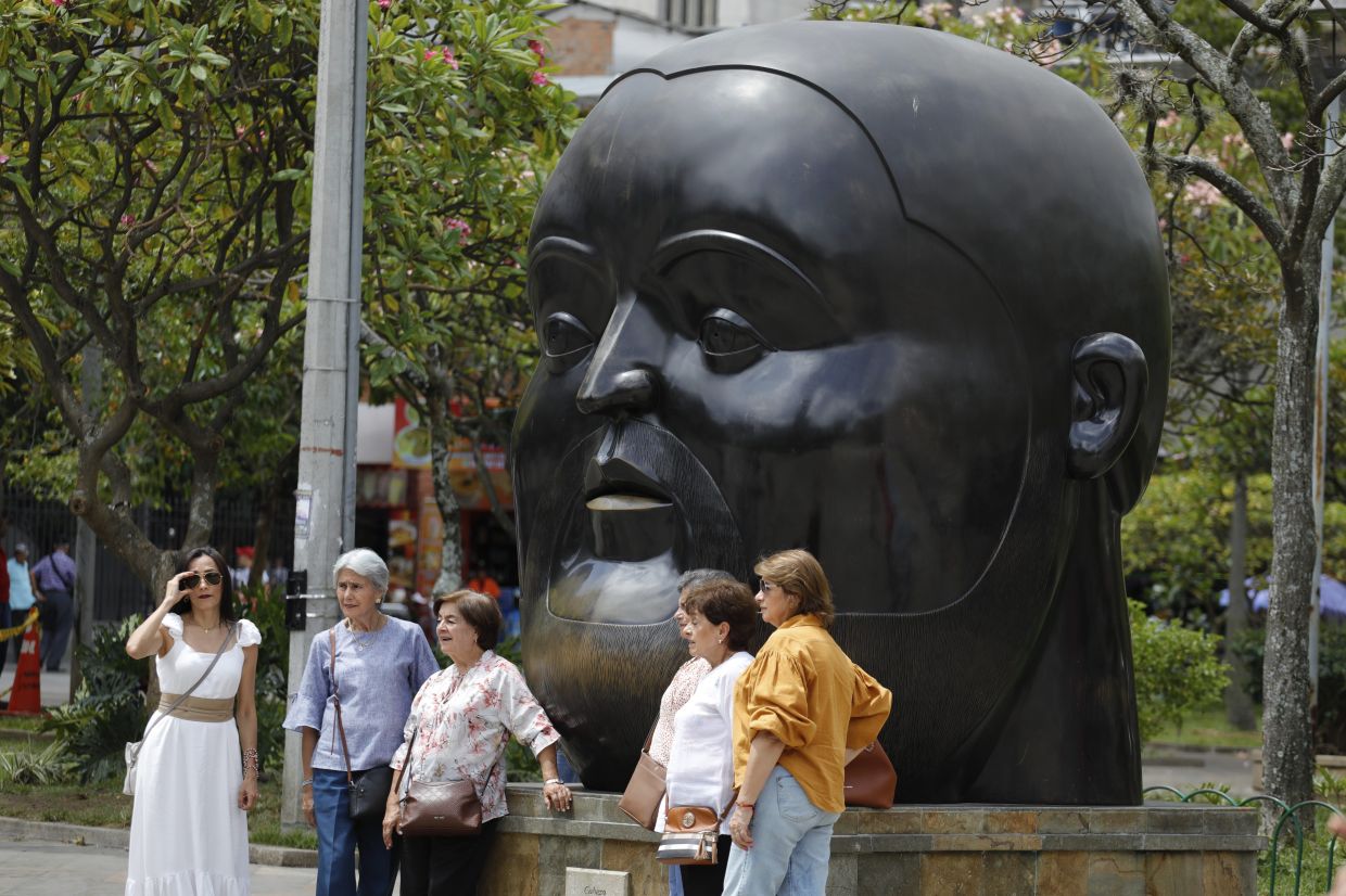 Colombian artist Fernando Botero, known for voluptuous art, dead at 91