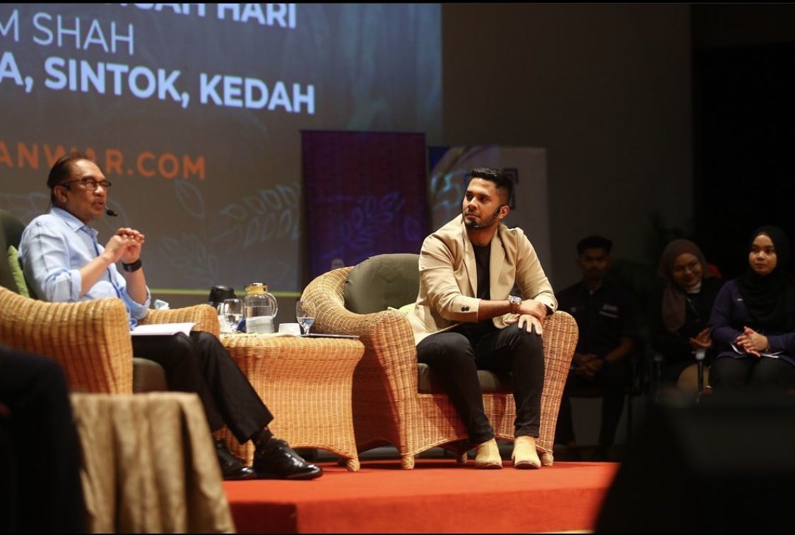 In July, Fikry Ibrahim moderated a dialogue session with Prime Minister Datuk Seri Anwar Ibrahim at the Program Temu Anwar Kedah at Universiti Utara Malaysia (UUM) at Sintok, Kedah. Photo: Fikry Ibrahim/Instagram